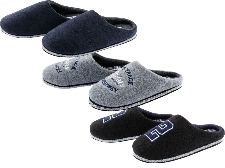 Drei Paar Herrenhausschuhe in dunkelblau, grau und schwarz mit verschiedenen Designs.