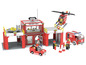 Eine Feuerwache mit einem Feuerwehrauto, einem Hubschrauber und Minifiguren.