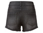Schwarze Jeans-Shorts mit Fransen.