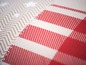 Nahaufnahme eines roten und weißen gestreiften Stoffes mit Zickzackmuster