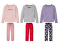 Drei Pyjama-Sets mit langen Ärmeln, rosa mit 'Love'-Aufdruck, grau und lila.