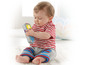 Ein Baby spielt mit einem Fisher-Price Spielzeugtelefon.