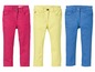 Drei Paar Jeans für Kinder in Pink, Gelb und Blau.