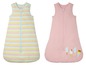 Zwei Schlafsäcke für Babys, einer mit Streifen und einer mit Eiscreme-Motiven.