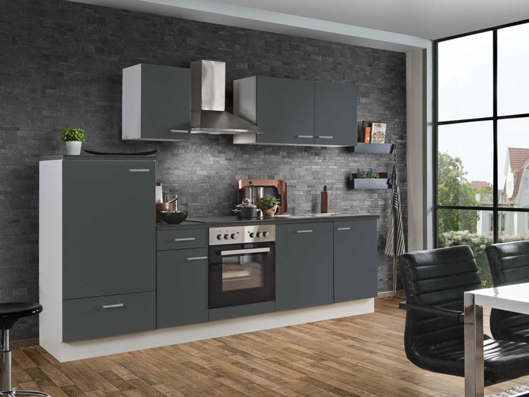 Moderne Küche mit Backofen, Kühlschrank und grauen Schränken.