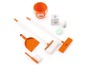 Ein orangefarbenes Set mit Spielzeug-Reinigungsutensilien, darunter Besen, Wischmopp, Schaufel, Eimer und Reinigungsmittel.
