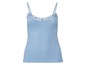 Ein hellblaues Tanktop mit Spitze am Ausschnitt.