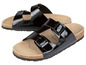 Zwei Paar schwarze Sandalen mit Schnallen auf Korksohle.