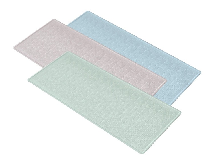 Drei rutschfeste Matten in Grau, Hellblau und Grün.