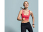 Eine Frau in Sport-BH und Leggings läuft während des Trainings.