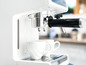 Eine weiße Espressomaschine mit zwei Tassen