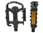 Zwei schwarze Fahrradpedale, eines mit reflektierendem Streifen