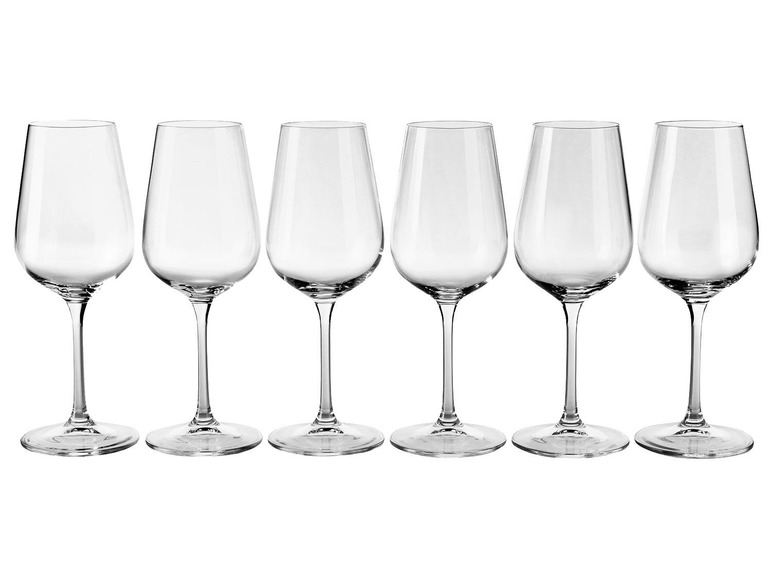 Sechs Rotweingläser.