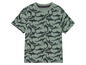 Ein grünes T-Shirt mit Hai-Druck.
