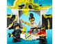 LEGO Ninjago Set mit Trainingsgelände und drei Minifiguren.
