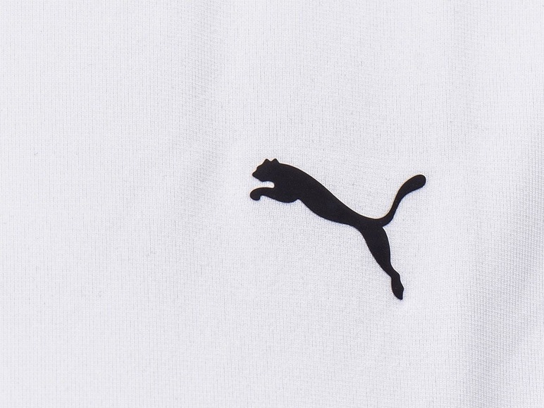 Weiße Kleidung mit Puma-Logo.
