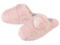 Rosa Pantoffeln mit Herzdetail.