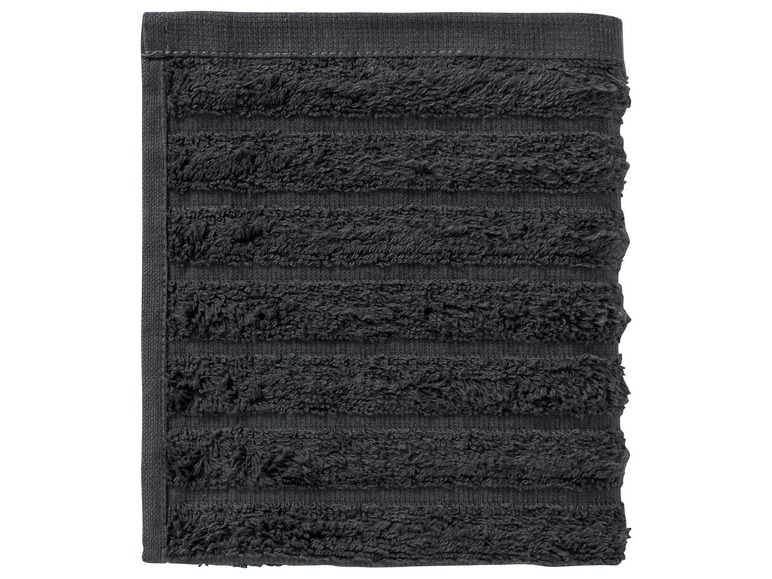Dunkelgraues Handtuch mit Streifen.
