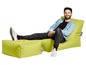 Ein Mann sitzt entspannt in einem grünen Beanbag von Sitting Point.