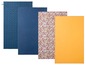 Drei Handtücher: eines mit Blumenmuster, eines einfarbig blau und eines mit geometrischem Muster.