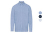 Ein hellblaues Hemd mit langen Ärmeln.