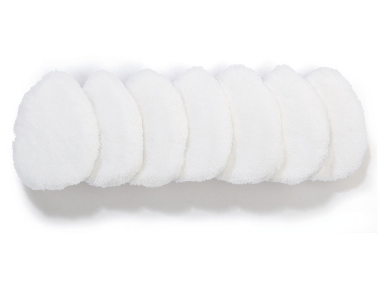 Sieben runde, weiße Mikrofaser-Tücher zum Polieren.