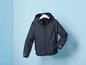 Eine dunkelblaue Windjacke mit Kapuze.