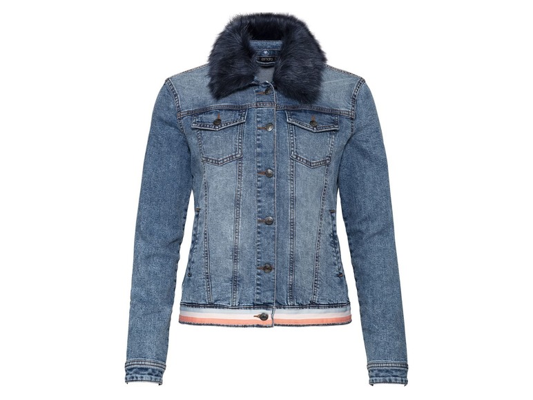 Eine blaue Jeansjacke mit einem Kunstfellkragen.