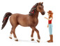 Schleich Pferd mit rotem Band und ein Mädchen mit Cowboyhut.