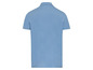 Ein hellblaues Poloshirt mit kurzen Ärmeln.