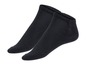 Zwei Paar schwarze Socken für den Knöchel.