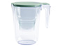 Eine Wasserfilterkanne mit grünem Deckel.