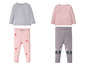 Zwei Sets Babykleidung mit langen Ärmeln, eines mit grauem Oberteil und rosa Hose mit Herzen, das andere mit rosa Oberteil mit Punkten und grauer Hose mit Pandas.