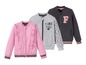 Drei Mädchenjacken von Topolino: Rosa mit Rüschen, Grau mit Punkten und Dunkelgrau mit einem 'F'.