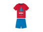 Ein rotes T-Shirt mit einer NASA-Rakete und blaue Shorts.