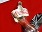 Coca-Cola Flasche mit einem Flaschenöffner.