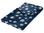 Eine blaue Fleece-Decke mit Schneeflockenmuster.