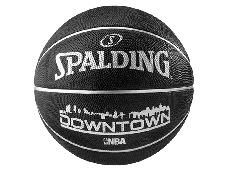 Ein schwarzer Spalding NBA Basketball mit einem 'Downtown' Design.