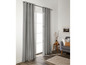 Graue Vorhänge mit Ösen für ein Fenster in einem modernen Interieur.