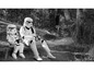 Zwei Stormtrooper angeln im Wald.