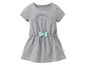 Graues Babykleid mit hellblauem Schleifenband.