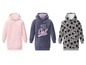 Drei Mädchen-Hoodies: rosa, grau mit 'Get it Girl' Print und grau mit Herzchen-Print.
