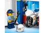 Ein LEGO Polizist mit einem Motorrad und einem Helm.