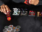 Bakugan Spielzeug mit Karten und einem Spielfeld.