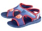 Blaue Sandalen mit Lightning McQueen-Motiv.