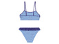 Ein blauer Bikini mit Schneeflockenmuster und violetten Akzenten.