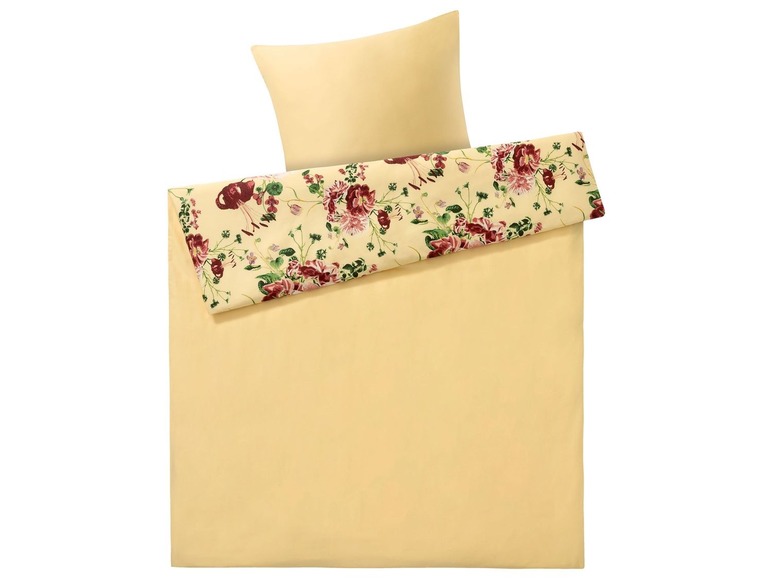 Beige Bettbezug mit Blumenmuster.