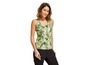 Frau in einem Tanktop mit tropischem Muster