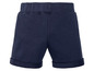 Blaue Shorts mit umgeschlagenem Saum.