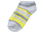 Graue Socke mit gelben Streifen.